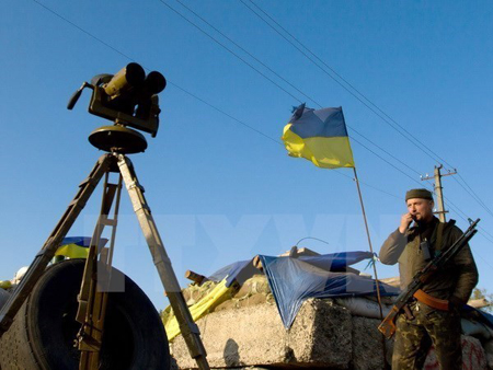 Binh lính Ukraine tại trạm kiểm soát thuộc khu vực miền Đông Lugansk.